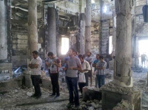 praying-in-destroyed-church