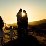POŠTUJ OCA I MAJKU: Koje blagoslove u naš život donosi poštivanje roditelja?