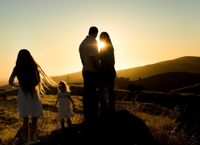 POŠTUJ OCA I MAJKU: Koje blagoslove u naš život donosi poštivanje roditelja?