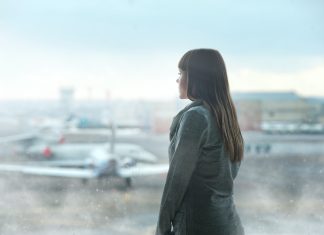 Žena čeka avion