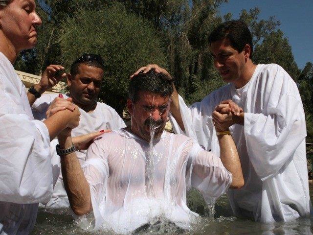 u jednom danu kršteno više od 80 muslimana