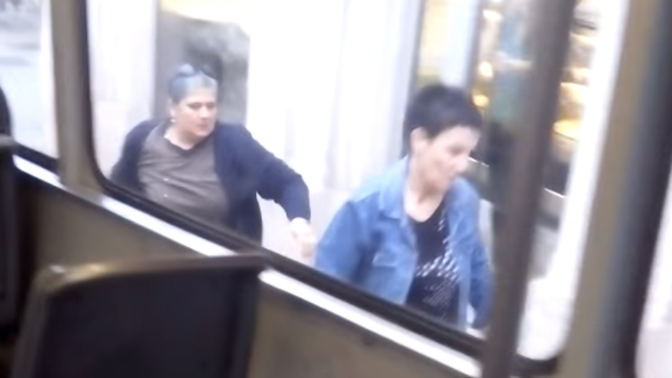 dobila batina jer se prekrižila u tramvaju dobila batina jer se prekrižila u tramvaju