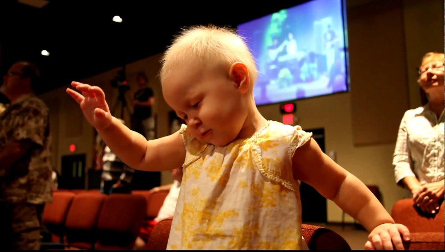 kamera uhvatila malenu djevojčicu kako slavi Isusa