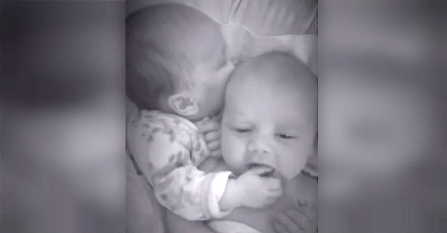 novorođena sestra blizanka pomogla bratu da prestane plakati