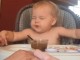 Otac objavio snimku 20-mjesečne bebe koja se moli svaki dan prije jela