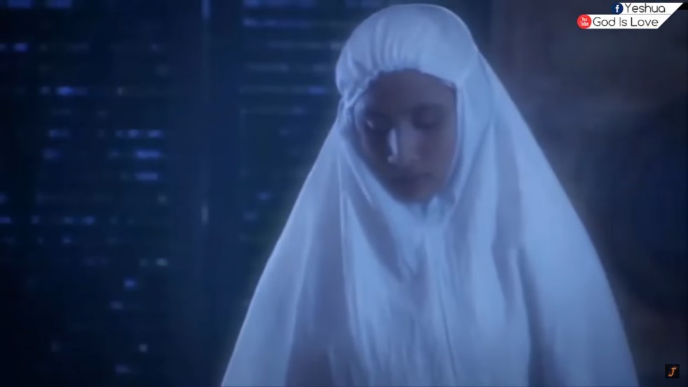 mladu-muslimanku-obasjala-svjetlost-s-neba mladu muslimanku obasjala svjetlost s neba