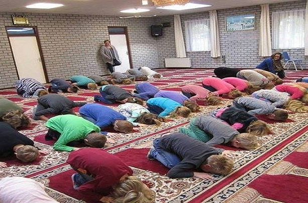 kršćanska djeca u džamiji
