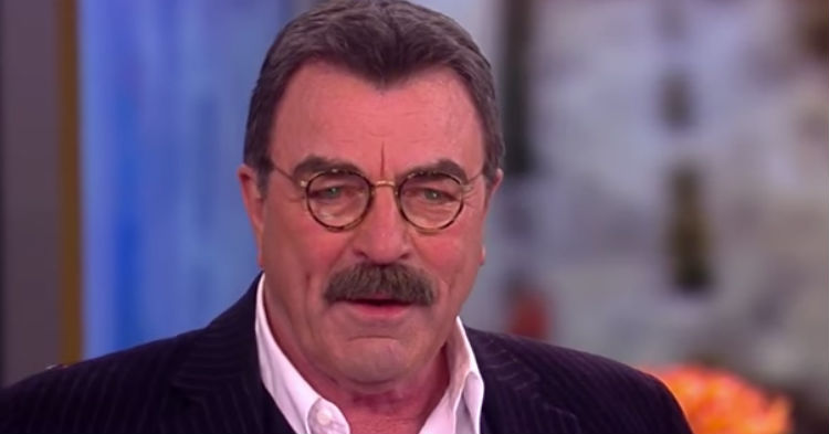 Tom Selleck duguje sve Isusu