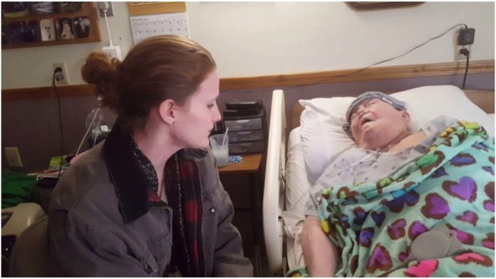 Medicinska sestra sjedi pored bake