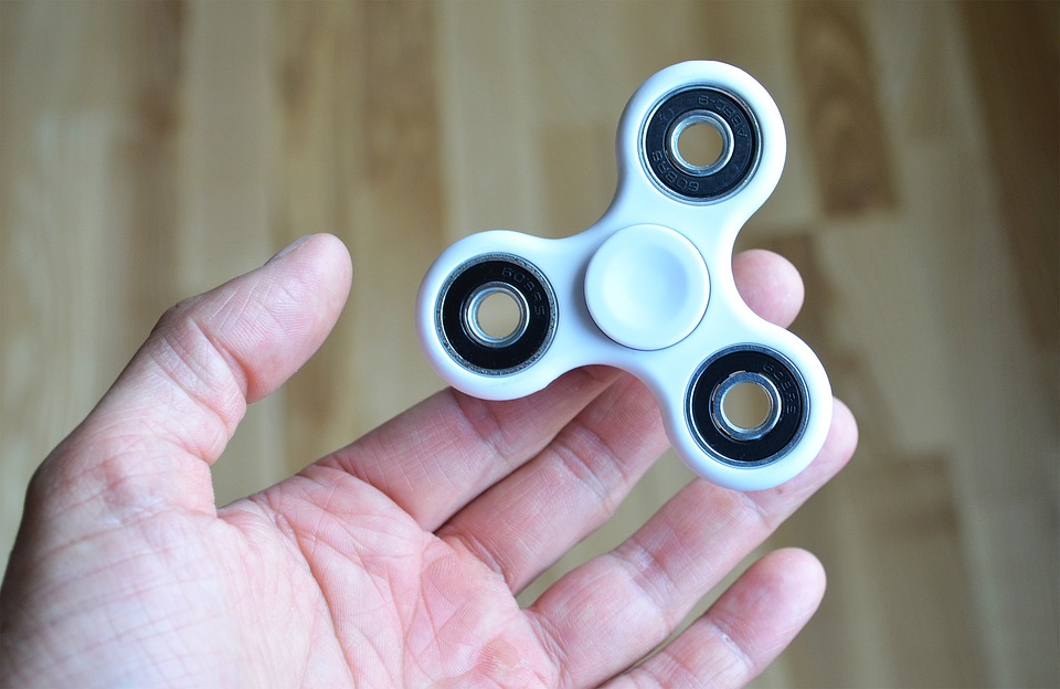 fidget spinner duhovna pozadina