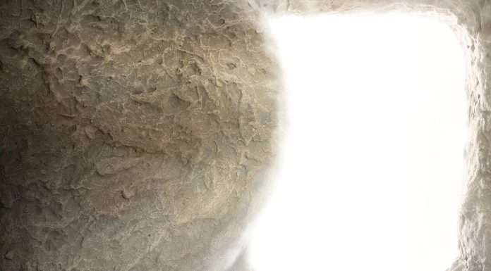 Žena zavirila u Isusov grob