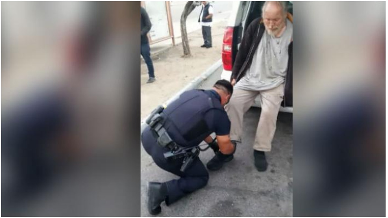 Policajac kleknuo pred beskućnika