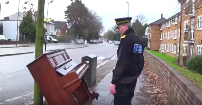 prometni policajac klavir