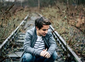 Mladić je pitao duhovnika zašto mu se događaju loše stvari: Odgovor ga je zaprepastio Mladić duhovnik loše stvari