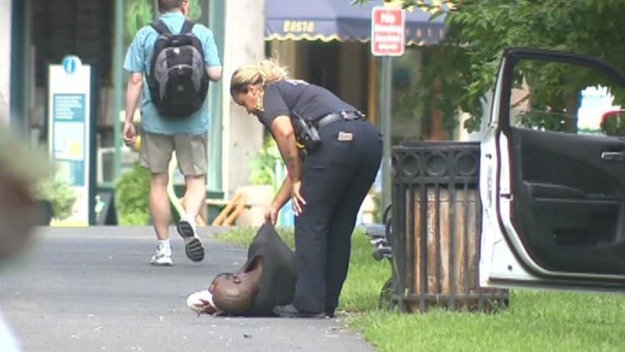 Padali u nesvjest i povraćali pred prolaznicima 71 Amerikanaca se predoziralo u parku Padali u nesvjest i povraćali pred prolaznicima: 71 Amerikanaca se predoziralo u parku
