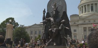 Sotonisti šokirali Amerikance Na središnjem gradskom trgu obožavali sotonin kip