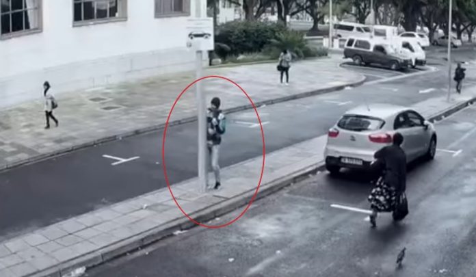 Zašto je opasno gledati u mobitel dok hodate ulicom Zašto je opasno gledati u mobitel dok hodate ulicom