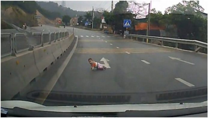 Beba puže po autocesti Beba puže po autocesti