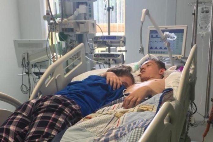 Djevojka posljednji put zagrlila svog dečka i slomila srce svijetu Djevojka posljednji put zagrlila svog dečka i slomila srce svijetu