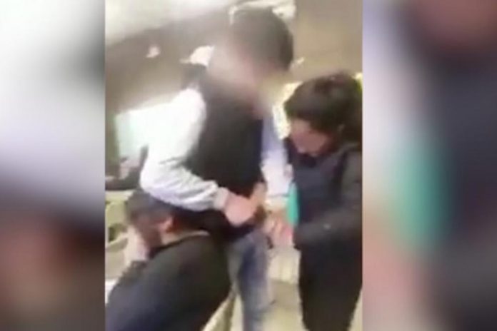 Dva učenika su škarama zlostavljala uplakanu djevojčicu, a reakcija drugih učenika je zgrozila svijet Dva učenika su škarama zlostavljala uplakanu djevojčicu, a reakcija drugih učenika je zgrozila svijet
