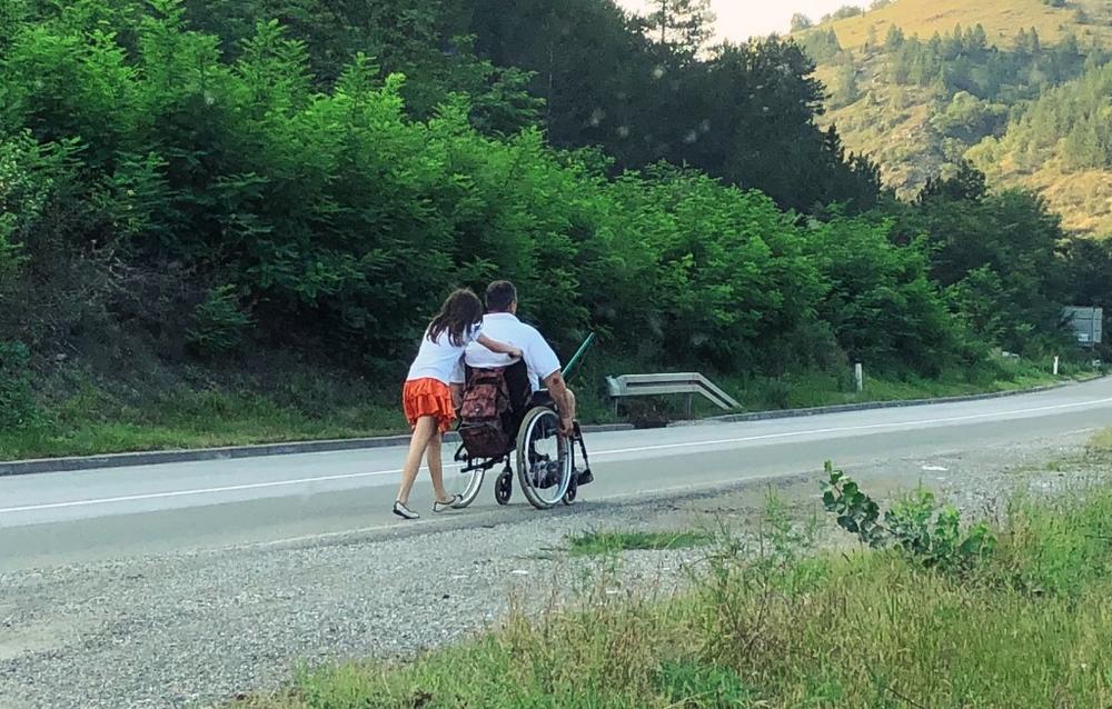 djevojčica gura oca invalida