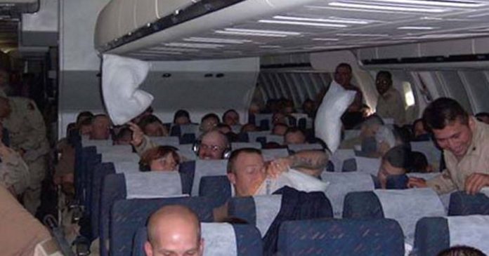 Čovjek je slučajno čuo razgovor dva vojnika u avionu - odmah je morao otići po stjuardesu
