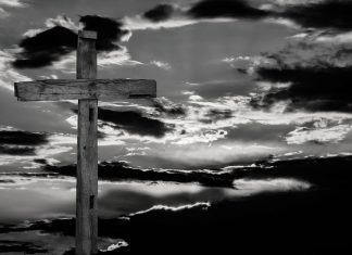 Je li Bog umro kada je Isus umro na križu