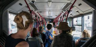 Djevojka je dobila mjesečnicu u autobusu, a reakcija mladića je oduševila svijet