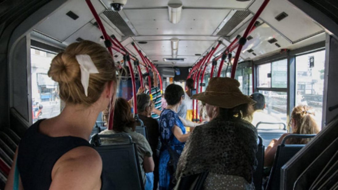 Djevojka je dobila mjesečnicu u autobusu, a reakcija mladića je oduševila svijet