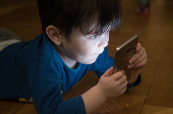 Zašto roditelji trebaju prestati koristiti mobitele u prisutnosti djece