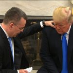 pastor kleknuo pred Trumpa i pomolio se
