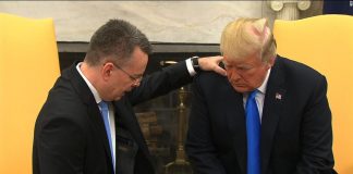 pastor kleknuo pred Trumpa i pomolio se
