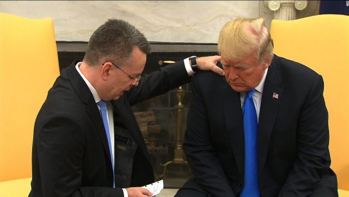 pastor kleknuo pred Trumpa i pomolio se