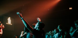 Trebaju li kršćani za vrijeme slavljenja podizati ruke?
