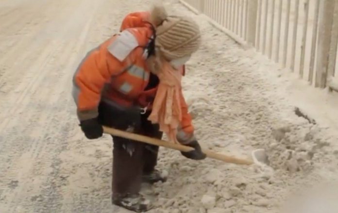 Kinezi u nevjerici gledali kako pada snijeg žute boje Kinezi u nevjerici gledali kako pada snijeg žute boje