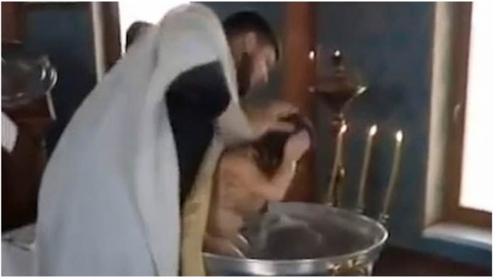 Svećenik se našao pred sudom zbog nasilnog krštenja uplašenog djeteta Svećenik se našao pred sudom zbog nasilnog krštenja uplašenog djeteta
