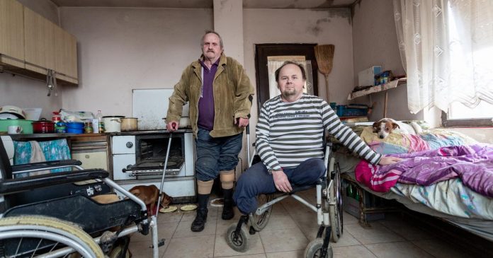 Tata i sin koji su ostali bez nogu i žive u teškim uvjetima trebaju vašu pomoć Tata i sin koji su ostali bez nogu i žive u teškim uvjetima trebaju vašu pomoć