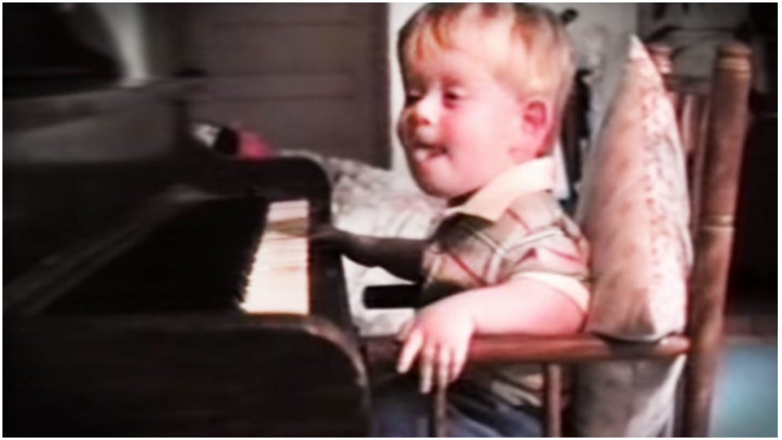 Slijepi mladić je kao beba naučio svirati klavir