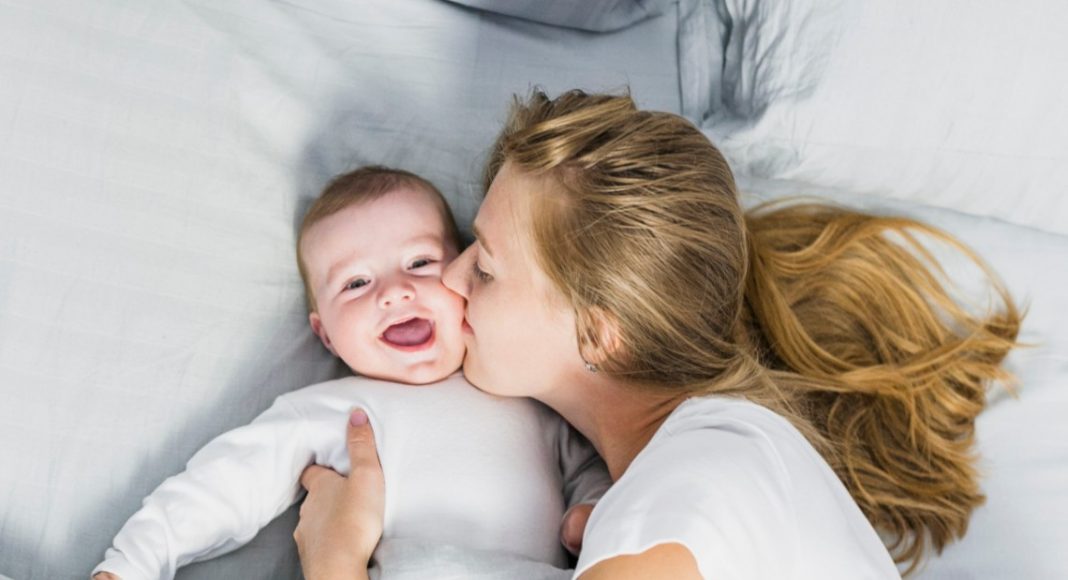 Zašto bi bebe do treće godine trebale spavati s majkama?