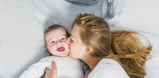 Zašto bi bebe do treće godine trebale spavati s majkama?