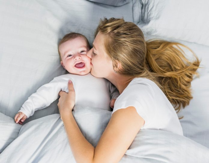 Zašto bi bebe do treće godine trebale spavati s majkama?