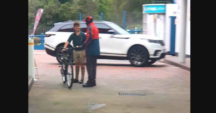 benzinska Radnik na benzinskoj prišao dječaku jer je krivo protumačio njegove namjere, mama počela plakati