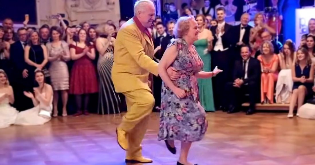 Stariji par je izveo plesne pokrete koje publika nikada neće zaboraviti