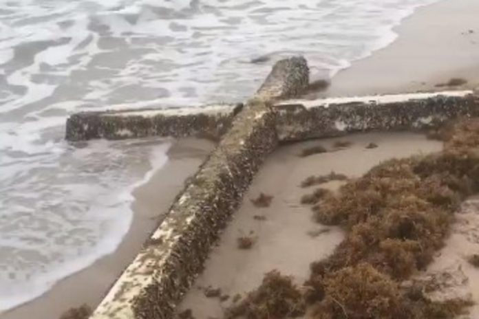 Ocean izbacio ogroman križ na obalu: Neki vjernici tvrde da je to SVETI ZNAK