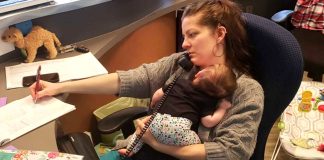 Majka je donijela svoju bebu na posao, šefica ju je fotografirala u trenutku dok se odmarala