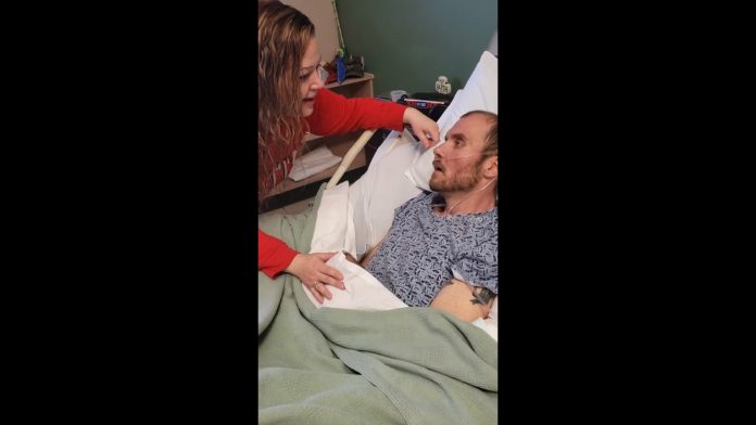 Žena pjeva ''Milost'' svom umirućem mužu