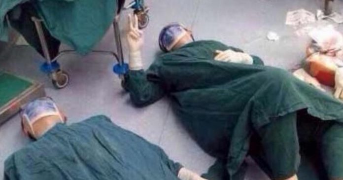 bilda Doktori odmaraju nakon operacije tumora na mozgu koja je trajala 32 sata