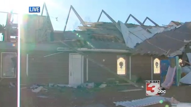crkva krov Tornado je uništio krov crkve dok je 40 predškolaca u njoj pjevalo „Isus me voli“