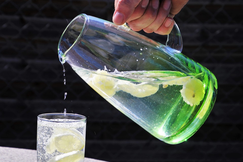 Evo zbog čega trebate piti toplu vodu s limunom