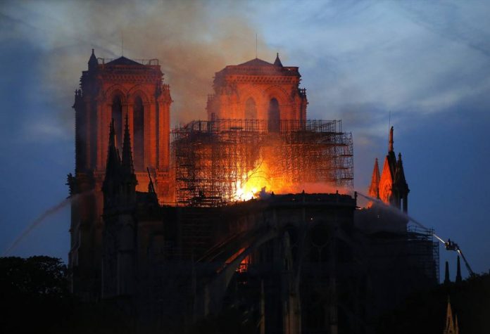Pobjeda pariških vatrogasaca Konstrukcija Notre Dame spašena u cijelini Pobjeda pariških vatrogasaca: Konstrukcija Notre Dame spašena u cijelini